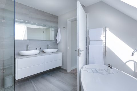 Quale pavimento scegliere per il tuo bagno? Ecco alcuni consigli pratici